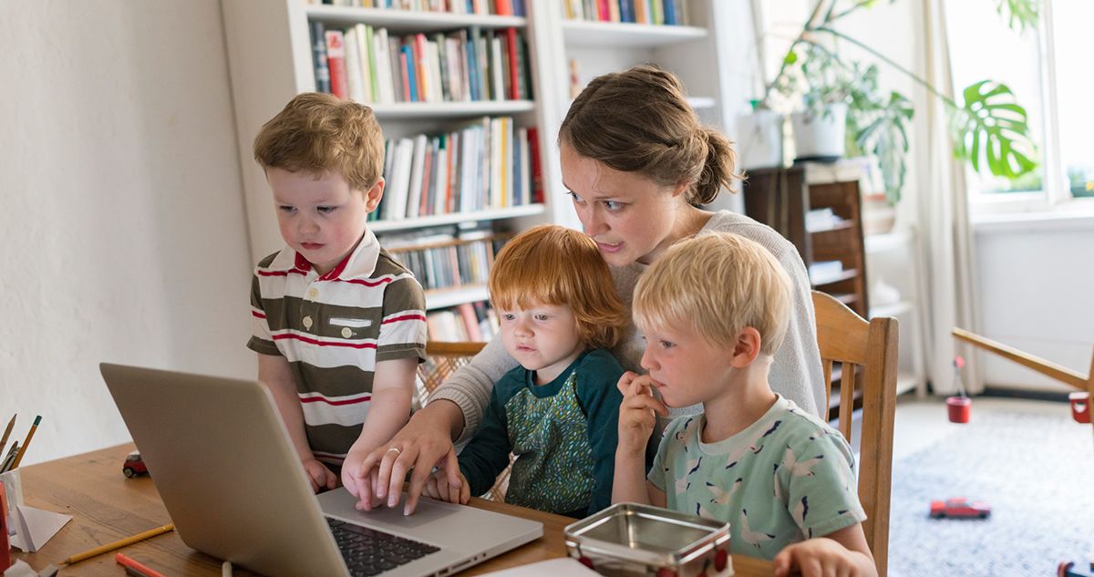 Nincs már miért aggódniuk a háromgyerekes anyáknak, az ősztől járó adómentesség kapcsán nem veszik el a tb- és nyugdíjjogosultságuk Fotó: MW