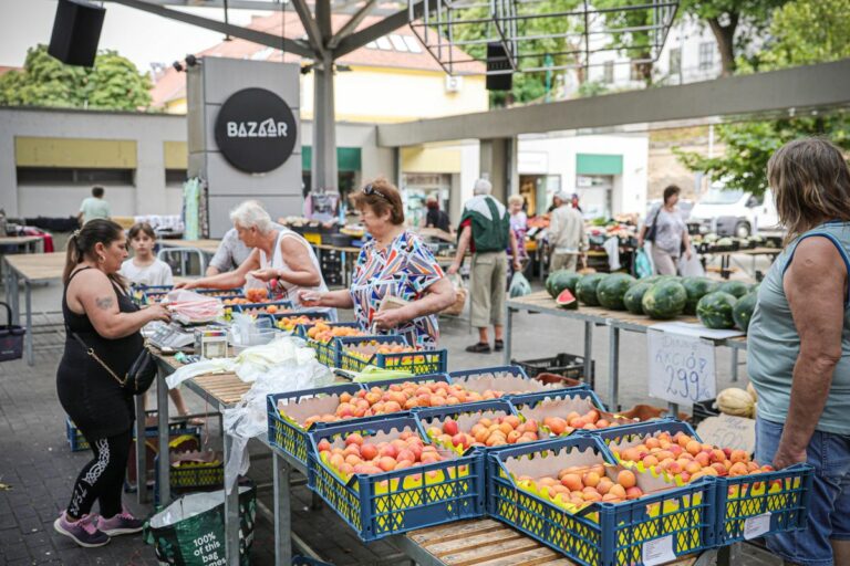 Akcióztak az árusok a piacon, óráról órára csökkentek az árak szerdán. Fotó: Makovics Kornél