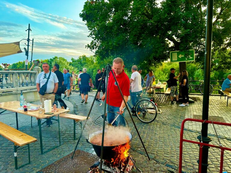 A Bajai Halfőző Fesztiválon idén több mint 300 bográcsban főtt a halászlé Fotó: Farkas Eszter