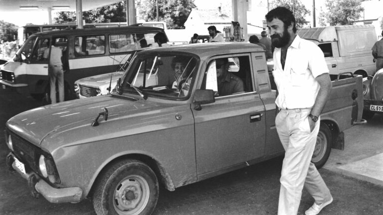 "...az első vásárló, egy meglehetősen öreg Zsiguli tulajdonosa ingyen tankolt..."