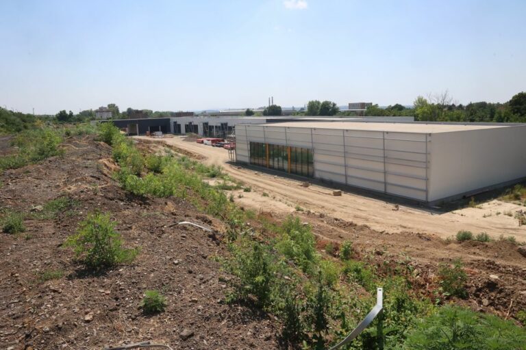 Van még mit dolgozni az új pécsi bevásárlóközpont területén - Fotó: Löffler Péter