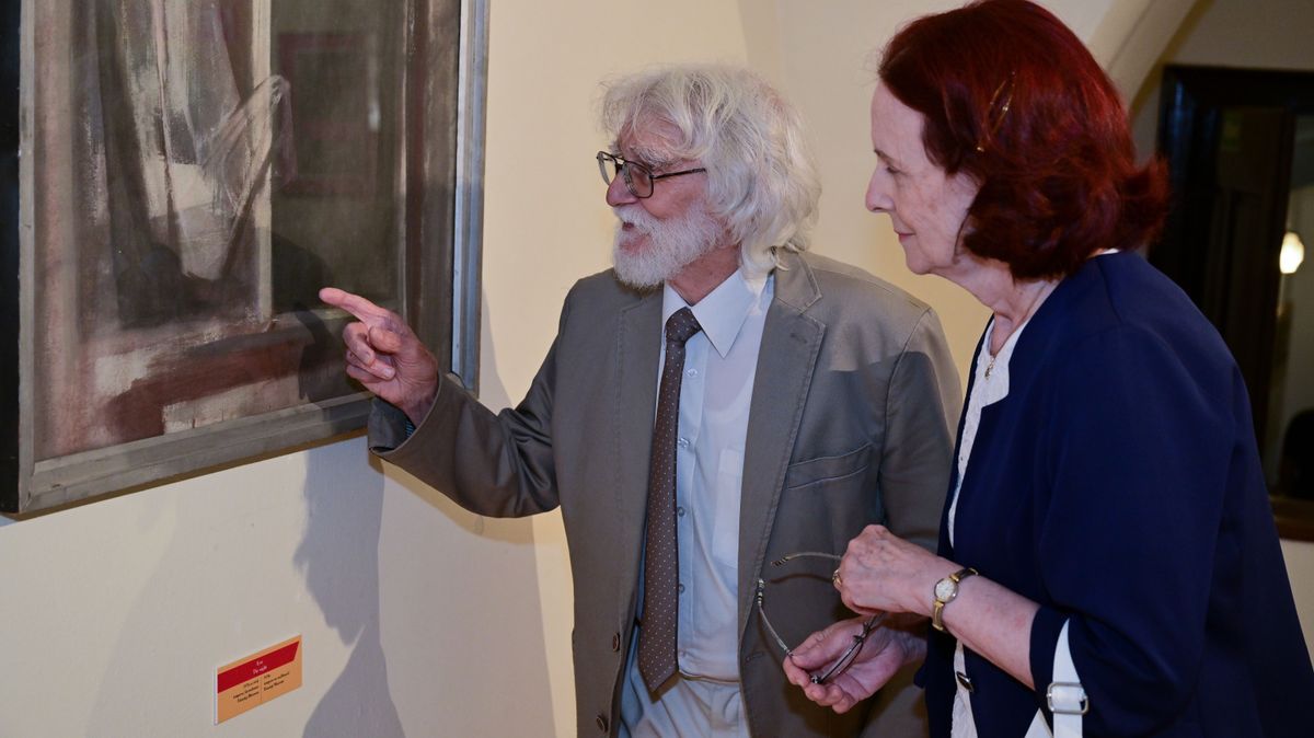 A festőművész épp az egyik festményről tart előadást a közönség egyik tagjának Fotó: Molnár Lajos