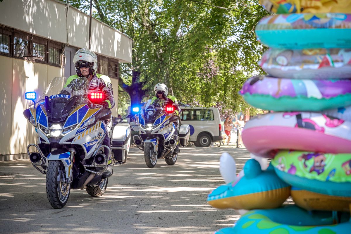 Motoros rendőrök is vigyáznak a pihenőkre nyaraláskor Fadd-Domboriban a nyári szezon idején Fotó: Makovics Kornel