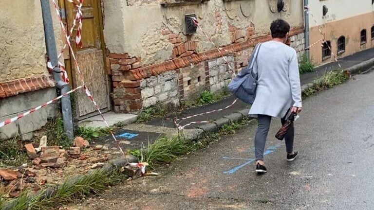 Jelenleg is emberek vannak bent, pedig a tetőről cserepek, a homlokzatról téglák omlanak le.