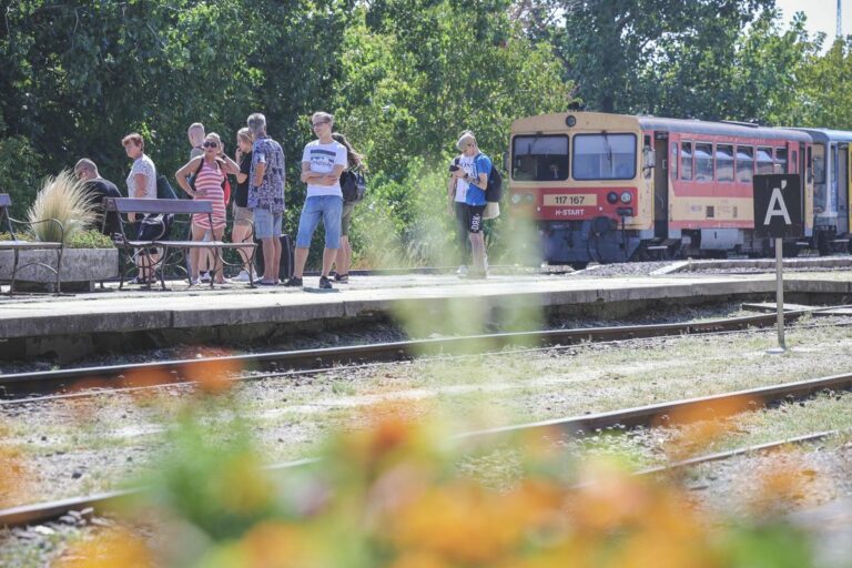 Vonatra várnak az utasok az egyik megállóban (illusztráció). Fotó: Makovics Kornel
