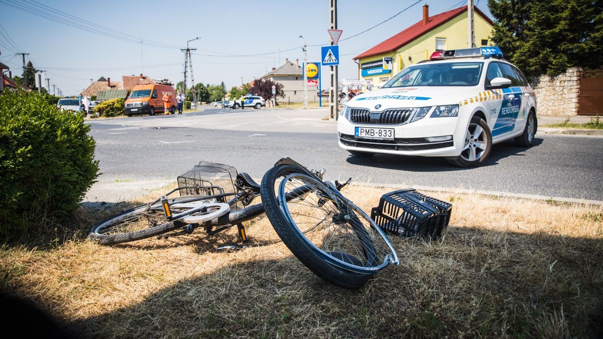 A mobilozás biciklin figyelmetlenség, amiért akár 52.000 forintos bírság is járhat Fotó: Pesthy Márton/MW