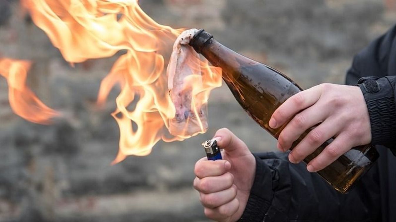 Skinhead stílusú emberek támadtak molotov-koktéllal Forrás: bama.hu