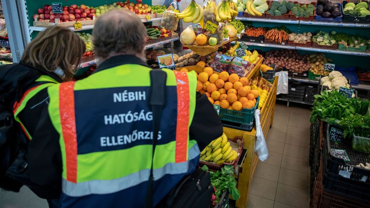 Gyakran vesznek mintákat a piaci termékekből is a Nébih munkatársai, és a növényvédőszer maradványokat vizsgálják Forrás: MTI Fotó: Mohai Balázs