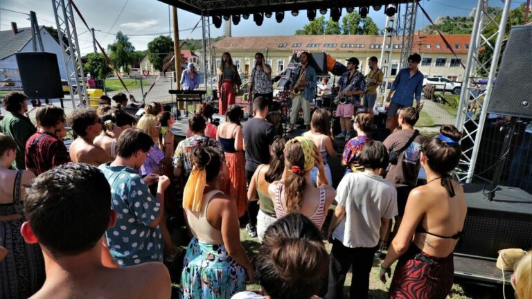 Koncertek, irodalmi és színi előadások, hagyományőrző produkciók sokaságával várja látogatóit a kedden elrajtoló Ördögkatlan Fesztivál. Fotó: Löffler Péter / Forrás: MW