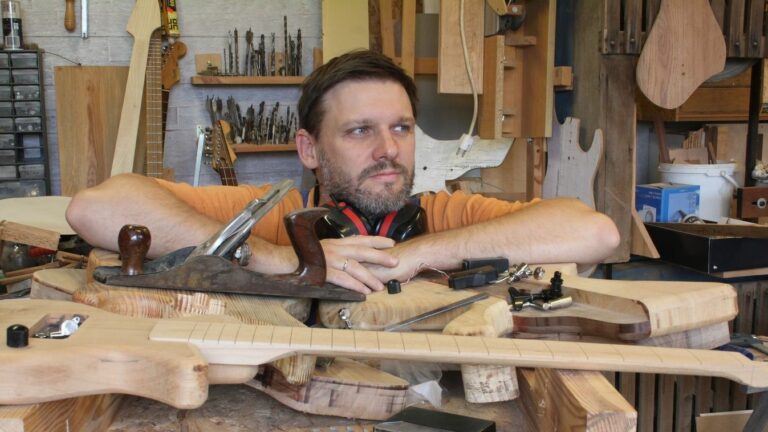 Arató Pepe hangszerkészítő a világ majd minden tájára készített már gitárt Fotó: Arató Péter