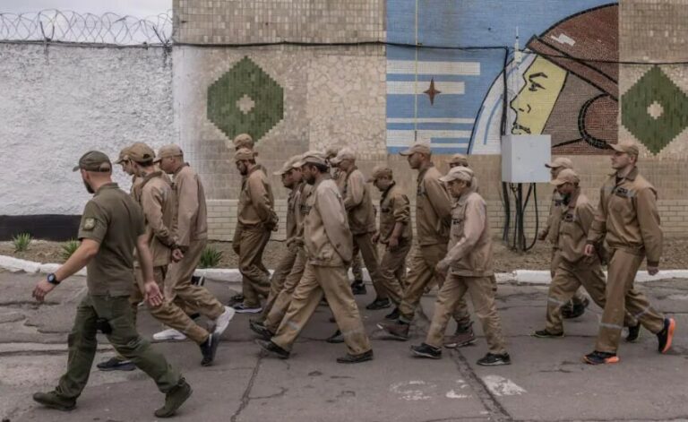 A korrupciós bűncselekmények miatt elítéltek nem válthatják ki büntetésüket azzal, hogy a hadseregben szolgálnak.