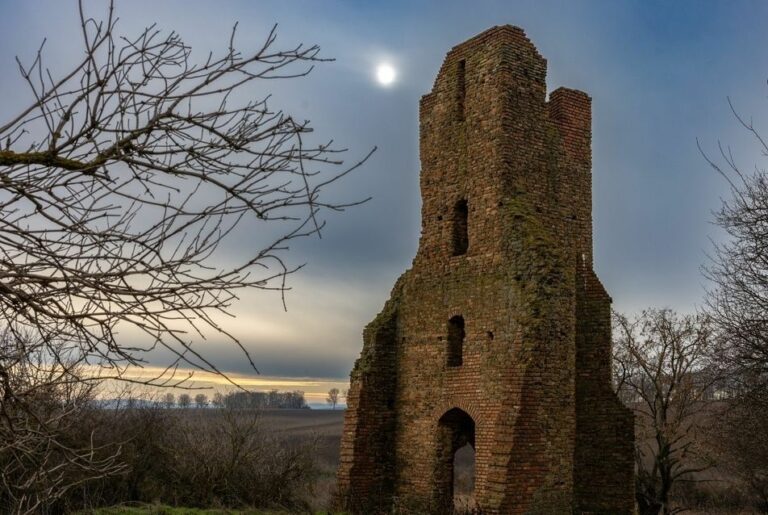 A solymosi templomrom csodás mementóként magasodik Regöly mellett Forrás: romvandor.hu