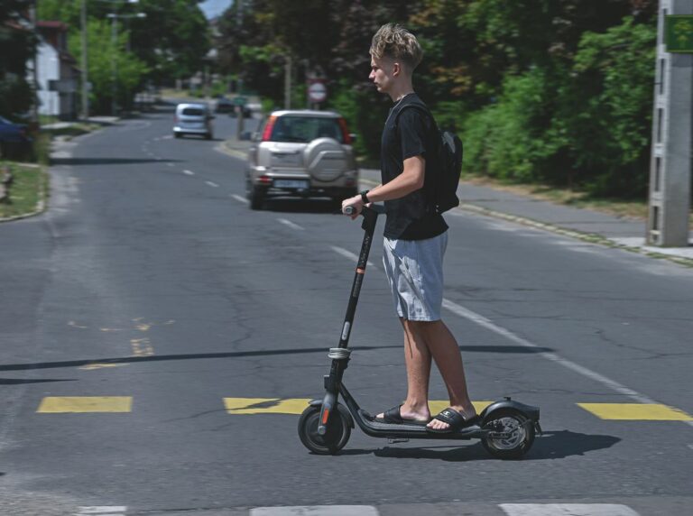 Autósoktatót kérdeztünk, hogyan kerülhetjük sofőrként a rolleres baleseteket Forrás: Gál Gábor/Heol.hu