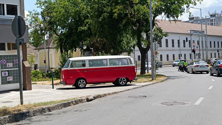 A Transporter T2 a Bezerédj utcában parkolt. Fotó: Mártonfai Dénes