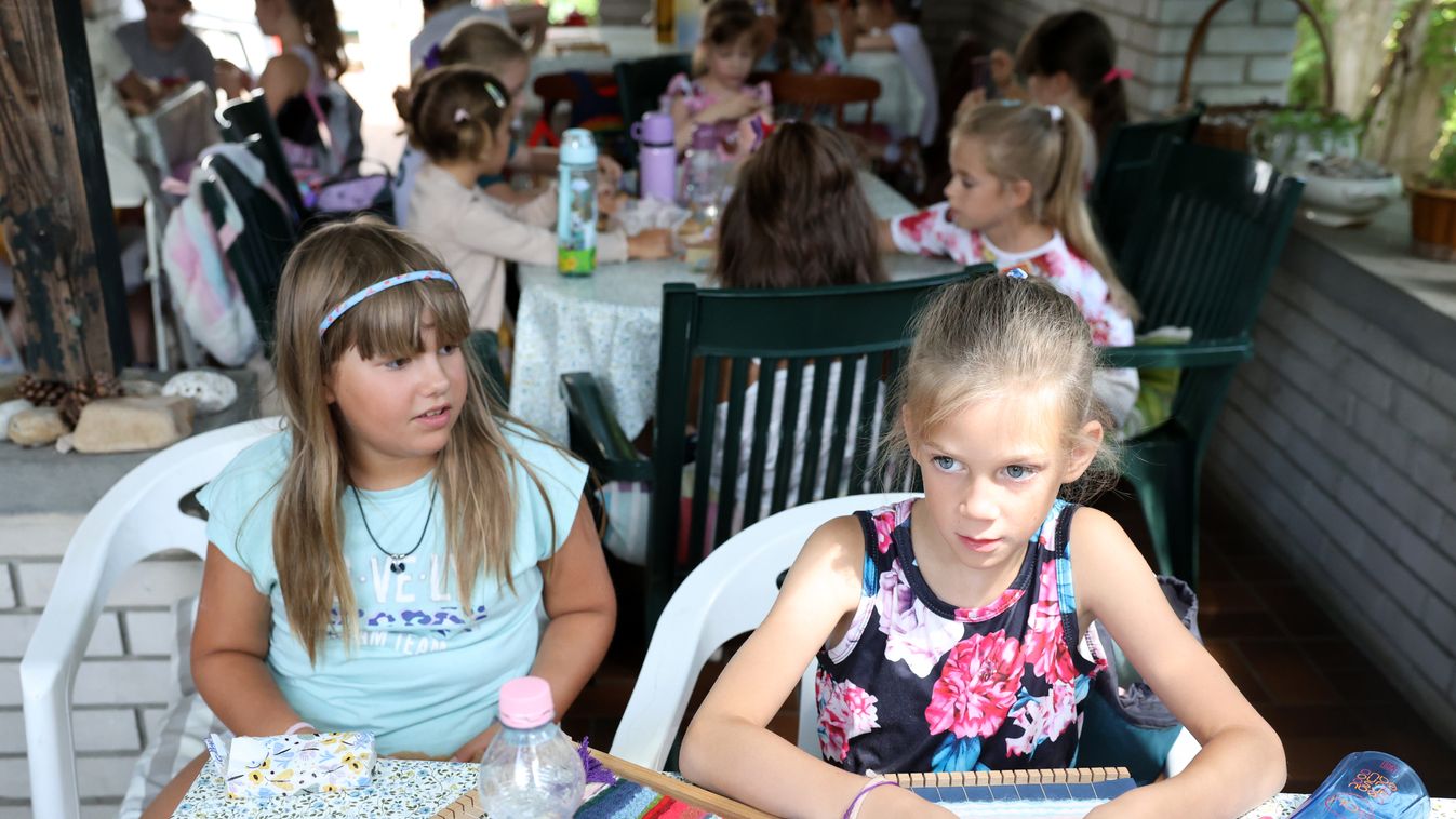 "A gyerekek szőnek, nemezelnek, pecséteket készítenek, kistáskákat, tolltartókat varrnak, agyagoznak, karkötőket készítenek, festenek és rajzolnak."