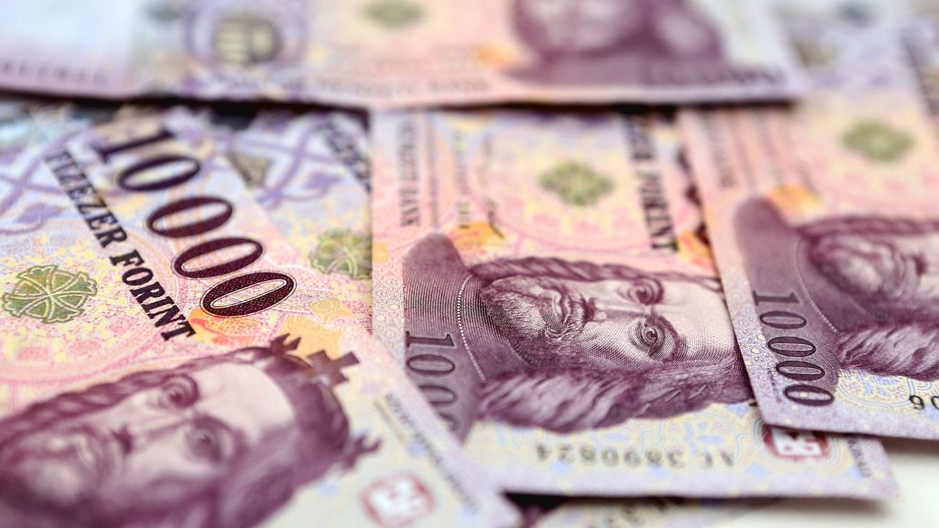 A támogatás összege legfeljebb 30 ezer Ft/gyermek lehet, amely az igénylők számától függően csökkenhet.