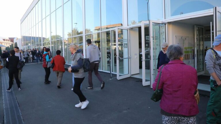 A pécsi Vásárcsarnok körül mindig történik valami - Fotó: MW