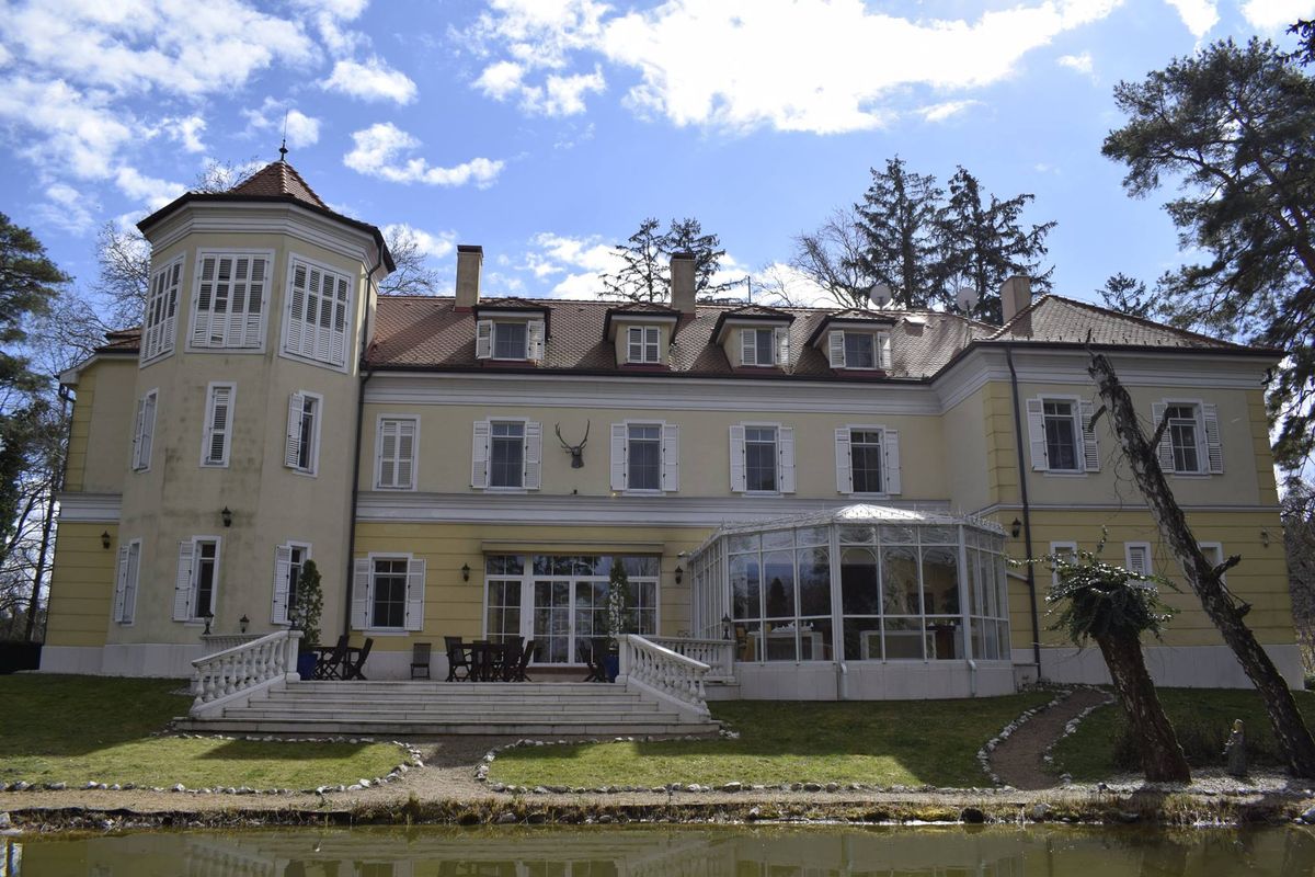 A Château Visz eladóvá vált – a vadászterület áráért vihető Forrás: Facebook/Chateau Visz Hotel Restaurant
