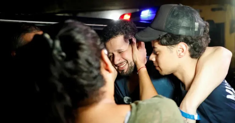 Az egyetlen módja, hogy kijussatok innen, ha egy fekete zsákban visznek ki titeket