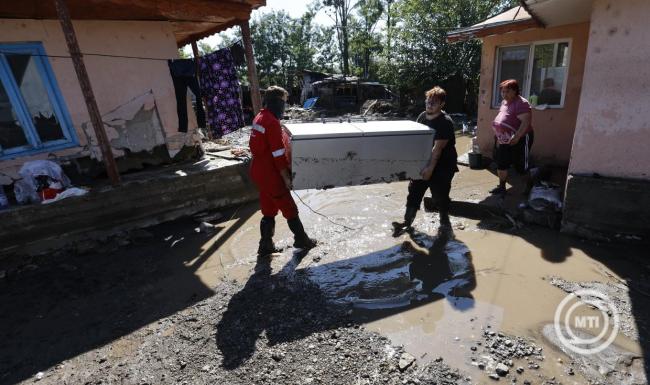 Megkezdődött a veszélyes hordalék eltakarítása a romániai Békási-víztározónál