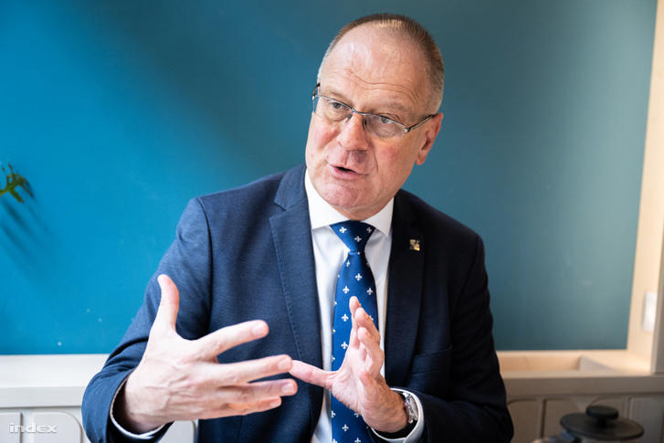 Navracsics Tibor kikéri magának, szerinte nem romaellenes az önazonossági törvény