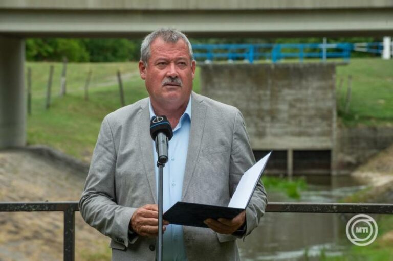 V. Németh Zsolt vízpótlás kezdődött a tolnai Holt-Dunán