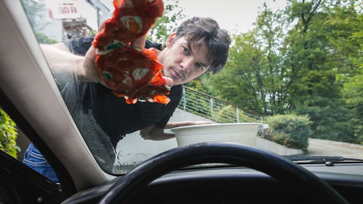 Gyakran látni közterületen autómosást, de vajon engedélyezett ez a gyakorlat? Forrás: MW