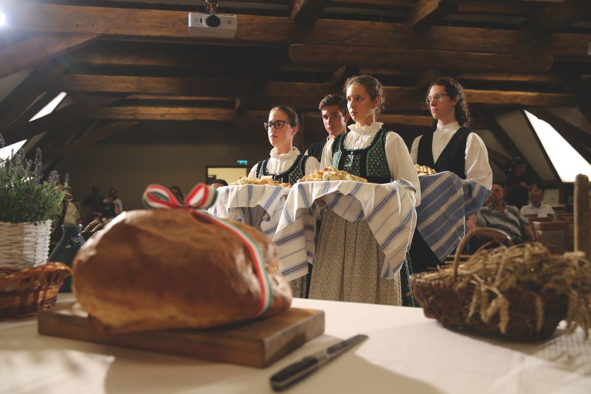 A kenyéráldás sem maradhat el augusztus 20-án Fotó: Löffler Péter