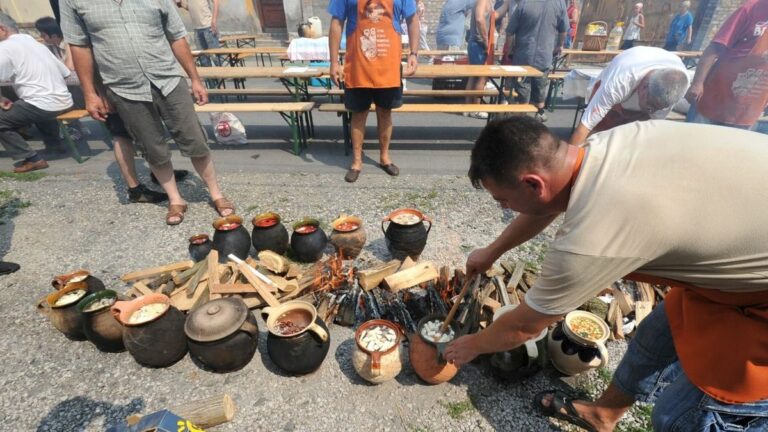 Újra felszáll a füst Mohácson, ezernyi edényben fő majd szombaton a sokac bab.
