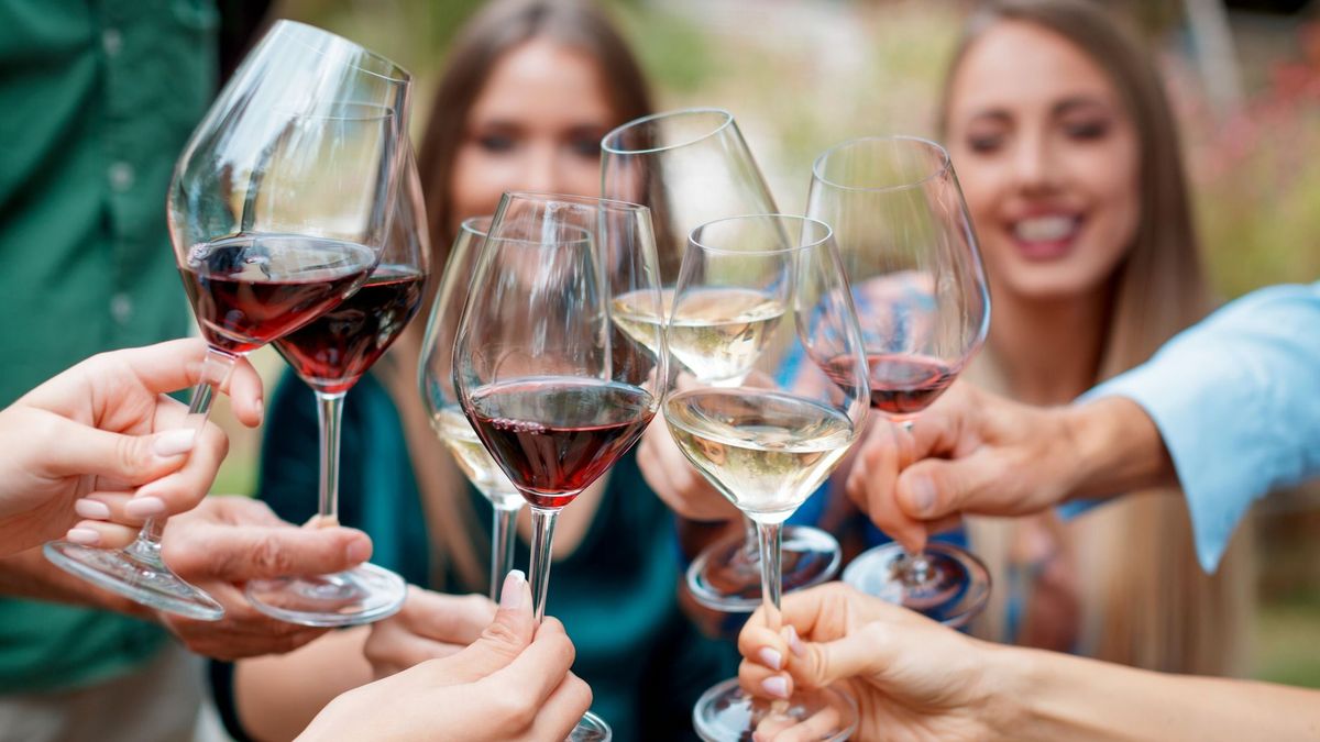 Különbséget kell tenni a kulturált, felelős borfogyasztás és az öncélú alkoholbevitel között Fotó: zoranm / Forrás: Getty Images