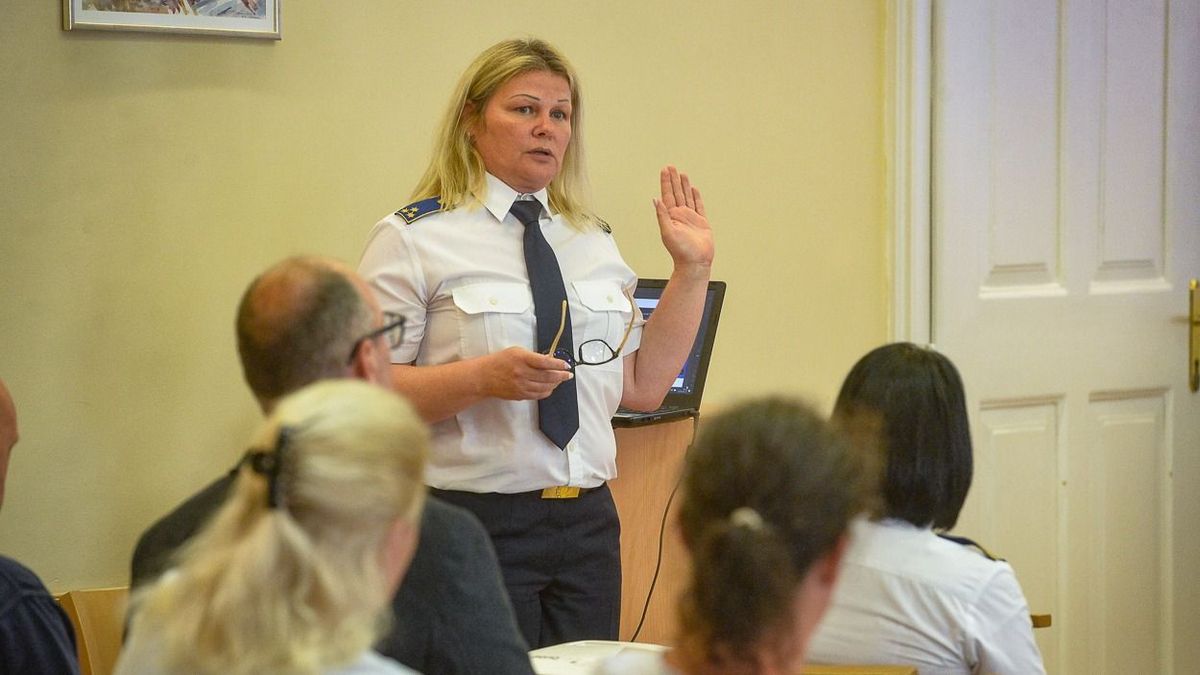 Kállai Tímea rendőr százados ismertette Gyöngyösön az új törvényi szabályozást Forrás: Czímer Tamás / Heol.hu