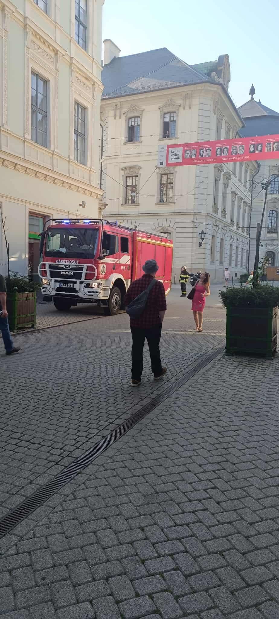 Ott a tűzoltóautó a bankfiók előtt, kiderült, miért érkezett Fotó: beküldött