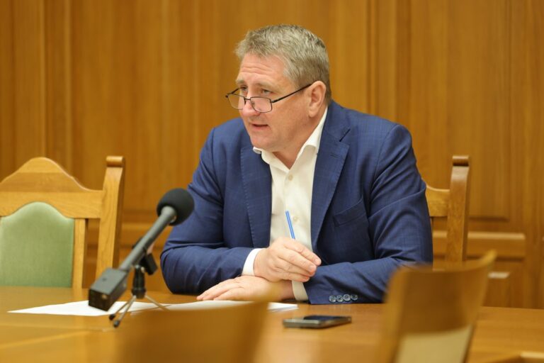 Vágner Ákos polgármester a sajtótájékoztatón elmondta: átvilágítás zajlott az egri cégeknél, hiányosságokat tártak fel Forrás: Huszar Mark/heol.hu