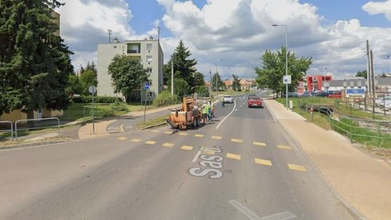 A sofőr egy ezüstszínű Volkswagenben ült. Gyorsan elmenekült a bűncselekmény helyszínéről