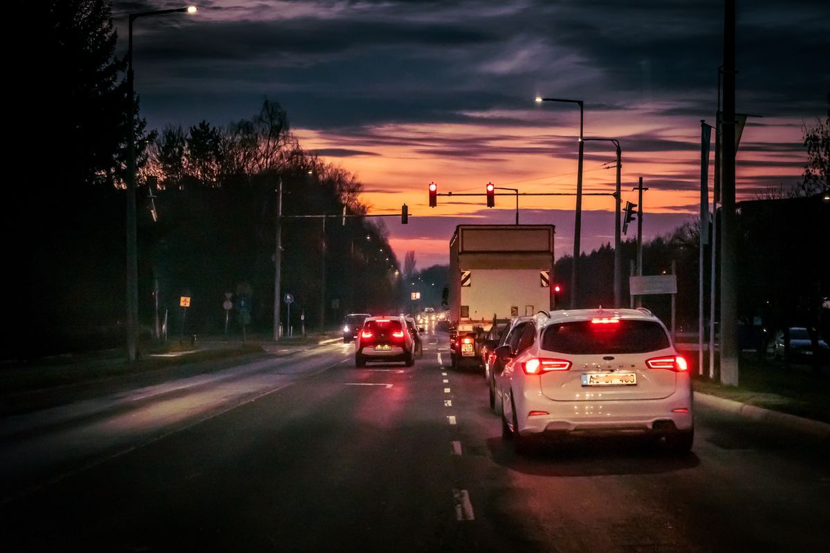 A jármű elejére szerelt féklámpák egyértelmű visszajelzést adnának a szemből érkezőknek, az osztrák kutatók szerint Forrás: zaol.hu