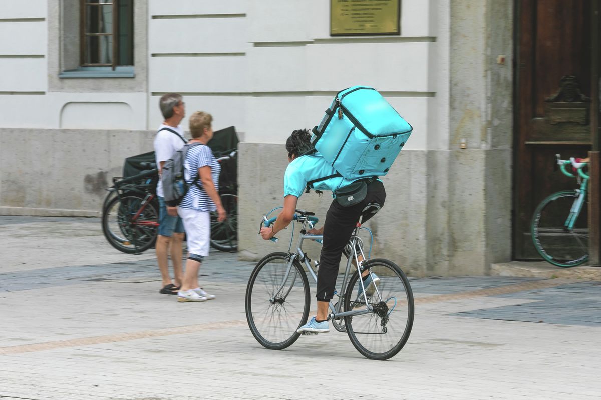 Kerékpáros ételfutár a sétálóutcában (illusztráció) Fotó: MW