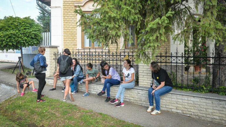 A GG Space kirúgott dolgozói kedd reggel még hiába várták egykori munkaadójukat Forrás: Czímer Tamás / Heol.hu