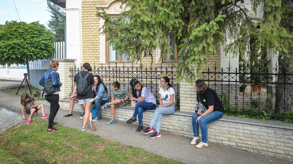 A GG Space kirúgott dolgozói kedd reggel még hiába várták egykori munkaadójukat Forrás: Czímer Tamás / Heol.hu