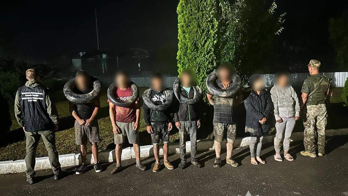 "...hamis iratokkal, valamint a kiutazási feltételek meghamisításával próbálnak kiutazni azok a hadköteles korú férfiak..."