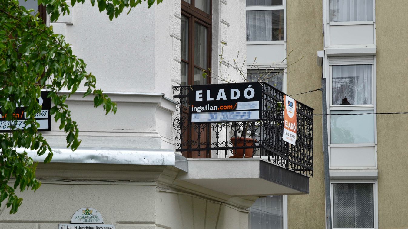 Eladó lakást hirdető felirat egy erkélyen a főváros VIII. kerületében Józsefvárosban Forrás: MTI/MTVA Bizományosi Fotó: Róka László