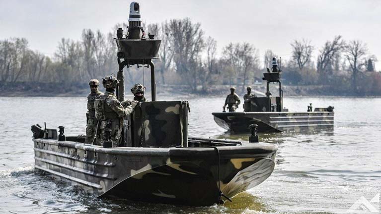 Jön az amerikai fegyver csőstül