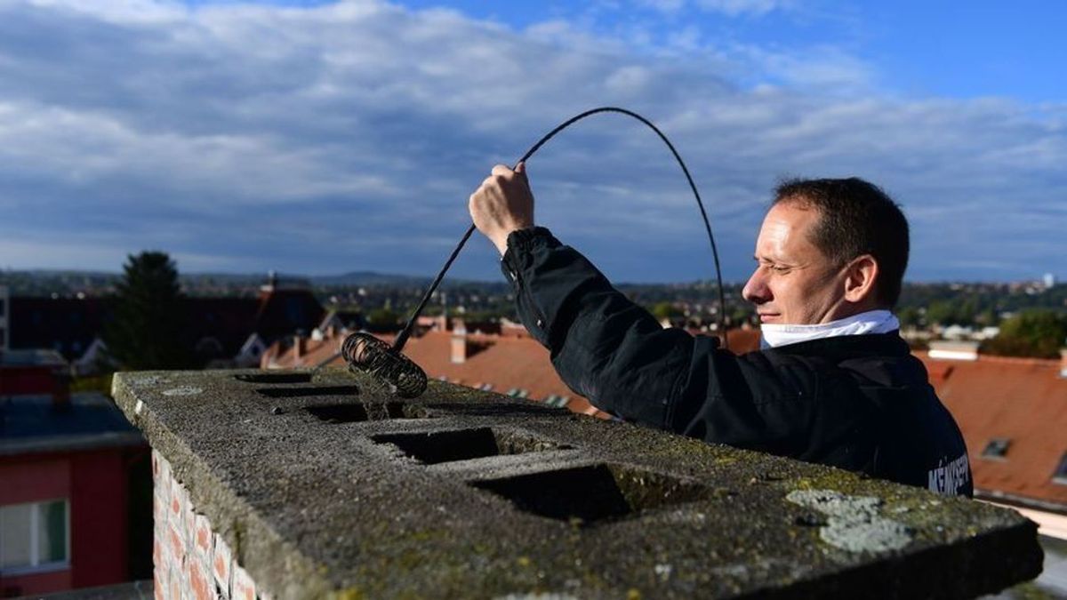 A kéménysepréssel nem kell megvárni a fűtési szezont, hívja fel a figyelmet a katasztrófavédelem