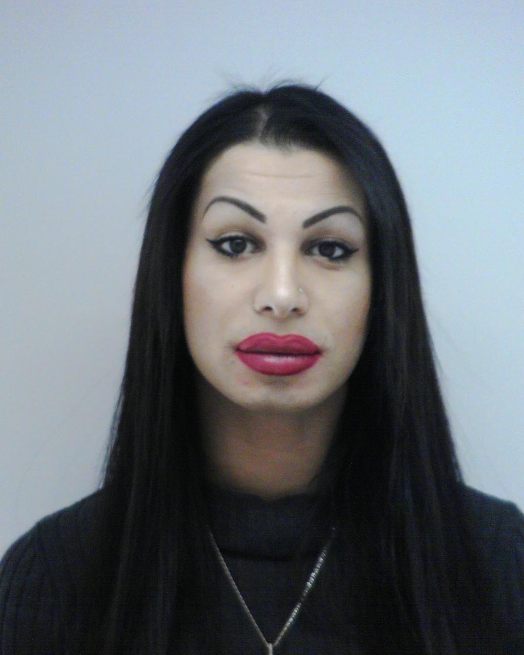 A bajai díler, Kolompár Zoltán nőnek öltözve szerepel a körözési fotóján Forrás: police.hu