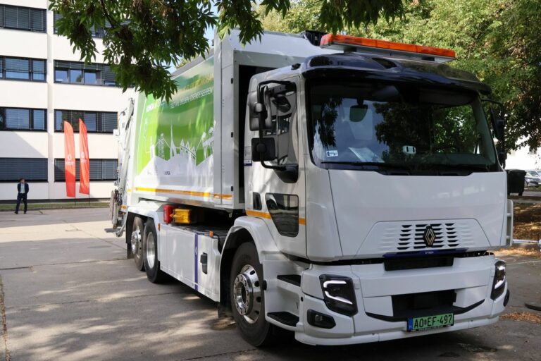 Az elektromos kukásautó Fotó: Molnár Gyula