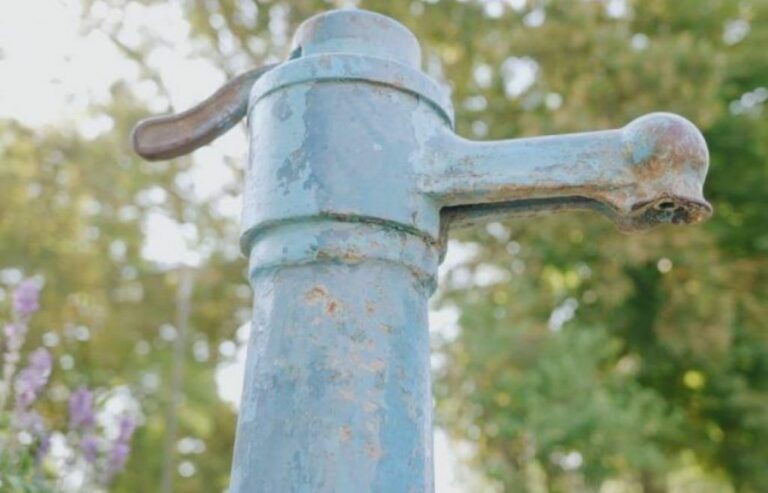 Korszerű darabokra cserélik a régi kék köztéri kutakat Forrás: TelePaks