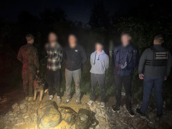 "...csak a levegőbe leadott figyelmeztető lövések kényszerítették őket megállásra..."