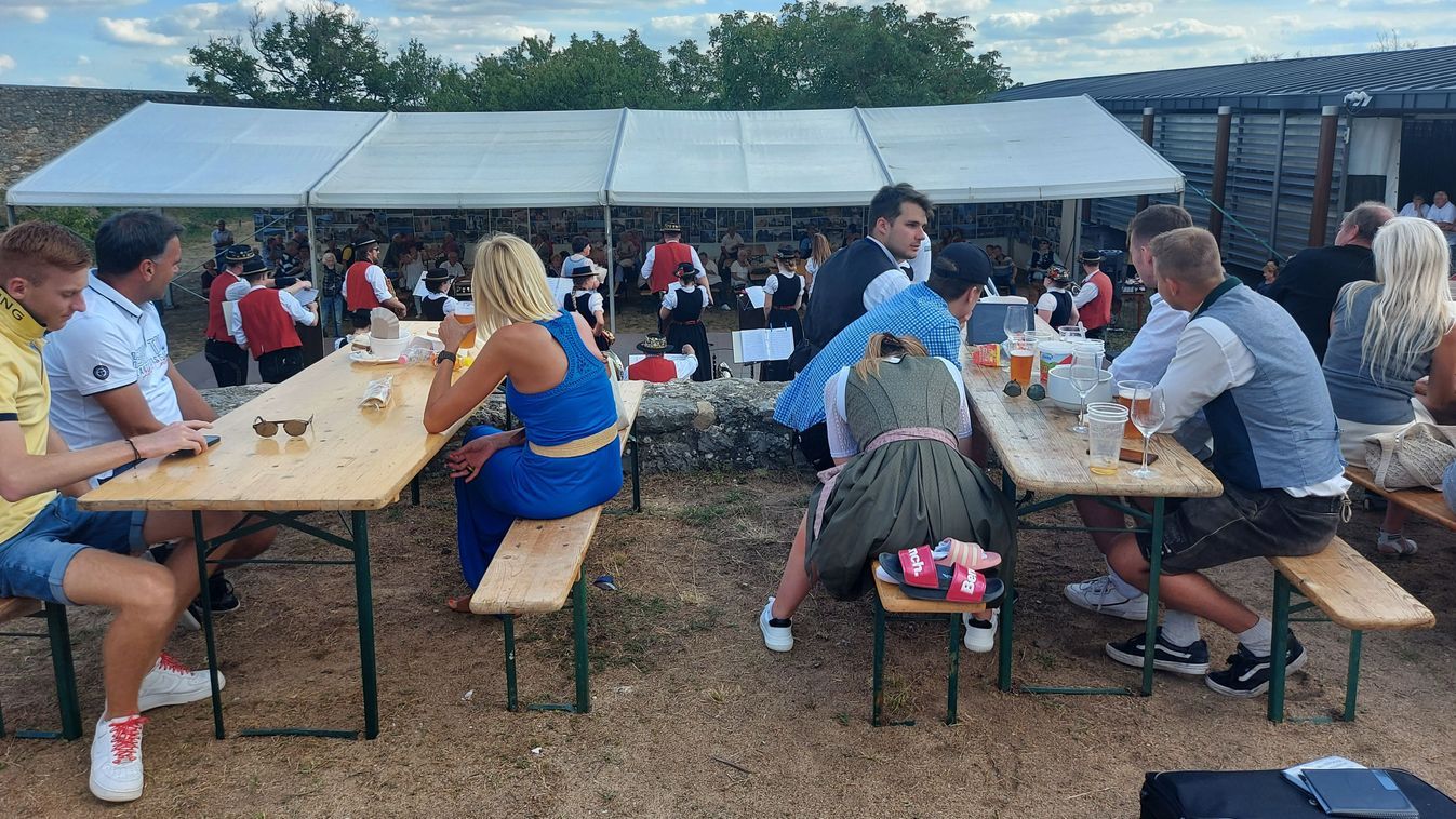 "...jókedvű együttlétre várták volna a helyieket és testvérvárosaik képviselőit a Határtalan lakoma elnevezésű programra, de a várható viharos idő miatt elhalasztják..."