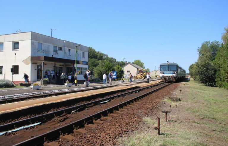 A poroszlói vasútállomáson tartottak sajtótájékoztatót, éppen a Tisza-tóhoz érkező vonat érkezése után Forrás: Tóth Balázs / Heol.hu