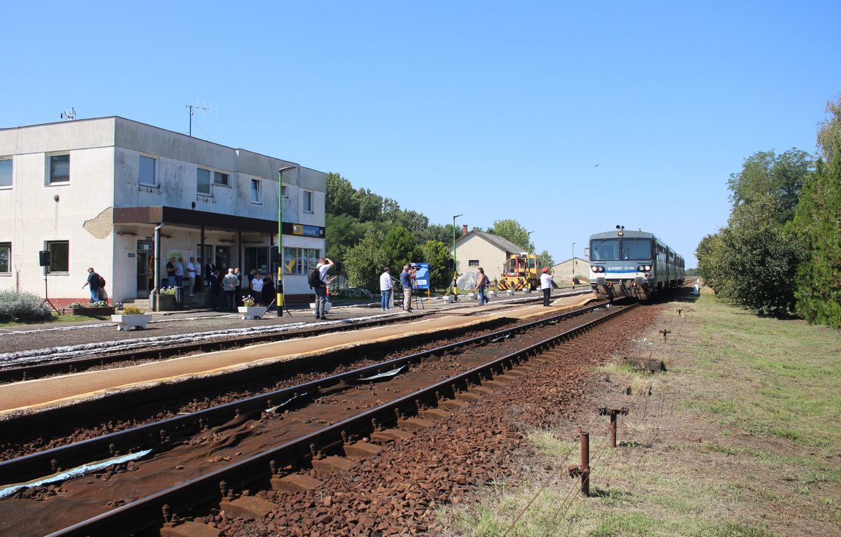 A poroszlói vasútállomáson tartottak sajtótájékoztatót, éppen a Tisza-tóhoz érkező vonat érkezése után Forrás: Tóth Balázs / Heol.hu