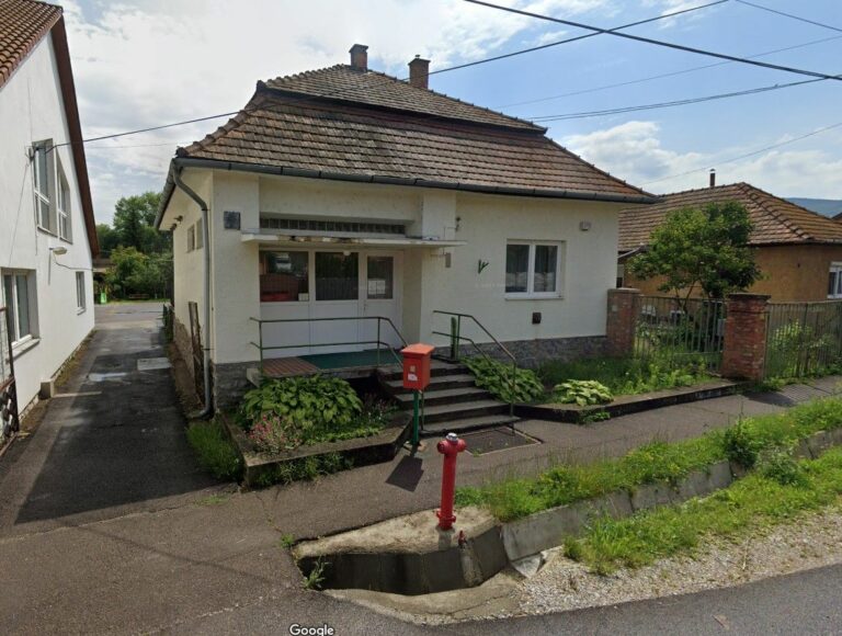 A bezárt posta épülete Nagyvisnyón. A hivatal pár méterrel arrébb költözött, az ingatlant az önkormányzat kaphatja meg. Forrás: Google Street View